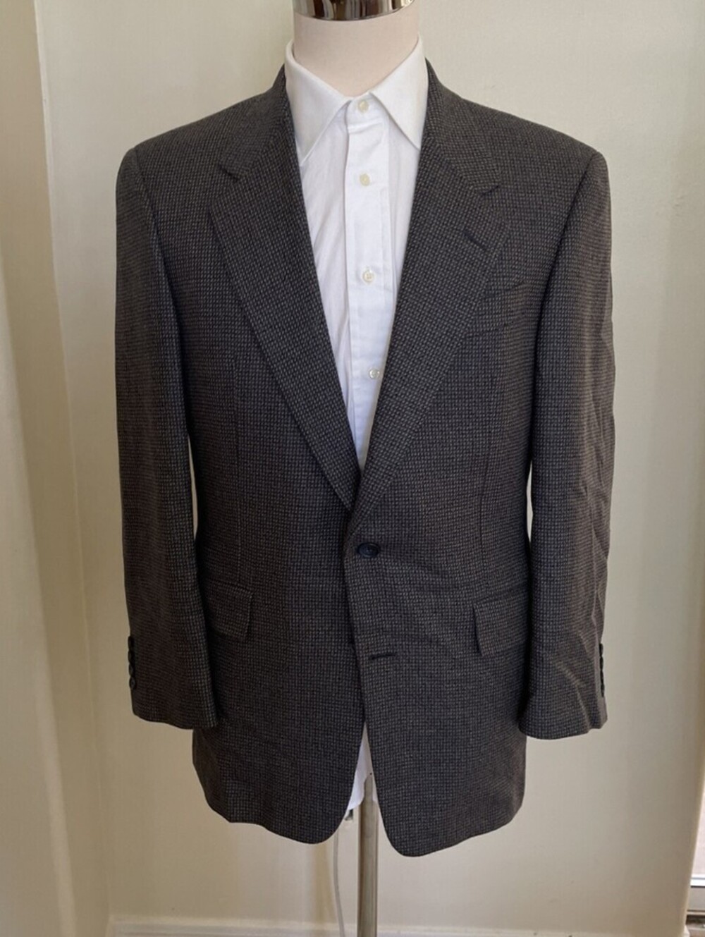 HICKEY-FREEMAN COLLECTION Lambs Wool Nailhead Suit 38R